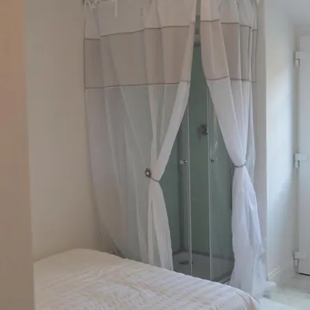 Au Petit Bonheur Apartment *